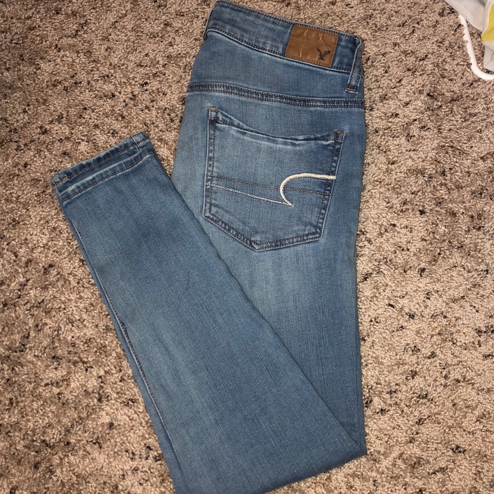 Light wash american eagle women’s jeans